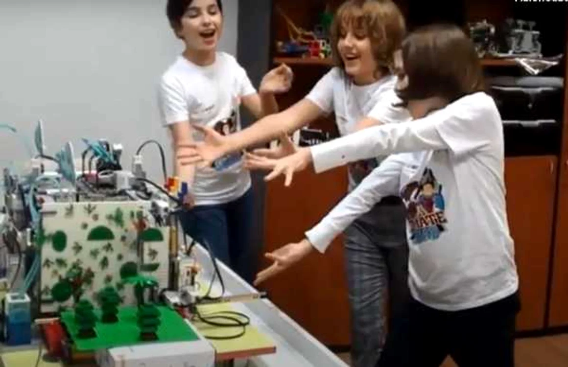 Iarina Olea, Matei Butunoi şi Teodor Ifrim FOTO captură video Clubul de robotică ”Sophia Science”
