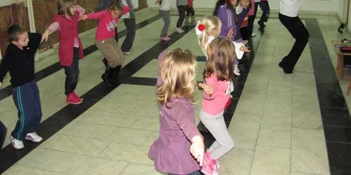 Copiii învaţă să danseze la Şcoala Populară de Arte
