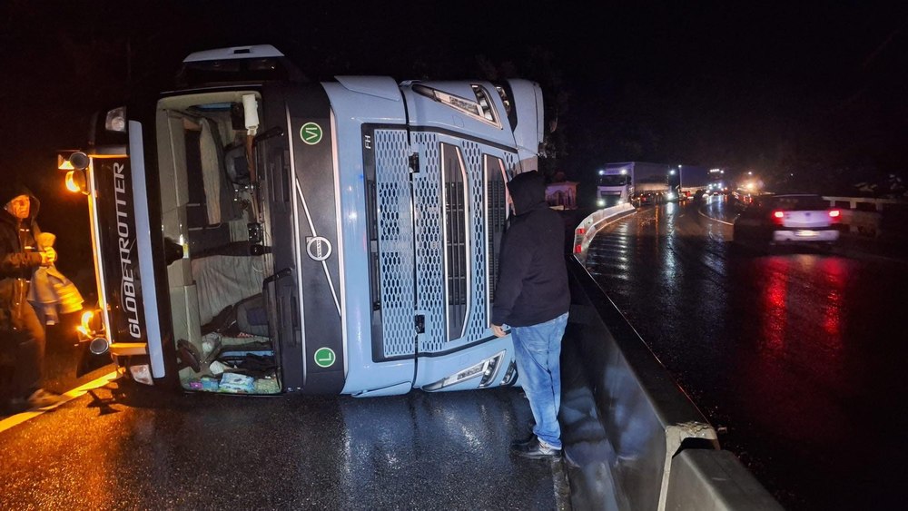 LIVE TEXT Trafic îngreunat pe mai multe artere de circulație din România. Carosabilul umed, zăpada și ceața pun serioase probleme șoferilor