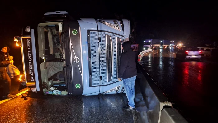 În județul Mehedinți un tir s-a răsturnat și circulația este blocată FOTO: newsmehedinti.ro