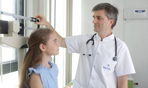 Dr  Sergiu Straticiuc scolioza la copii Medlife jpg