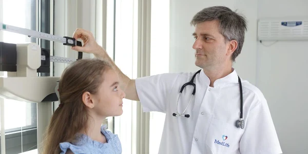 Dr  Sergiu Straticiuc scolioza la copii Medlife jpg