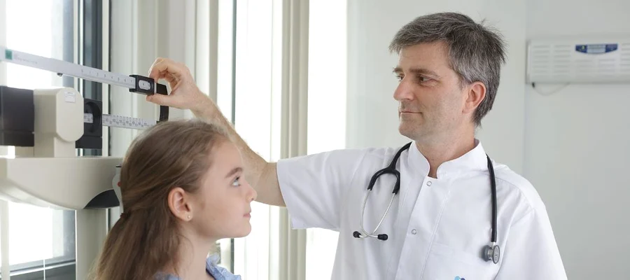 Dr  Sergiu Straticiuc scolioza la copii Medlife jpg