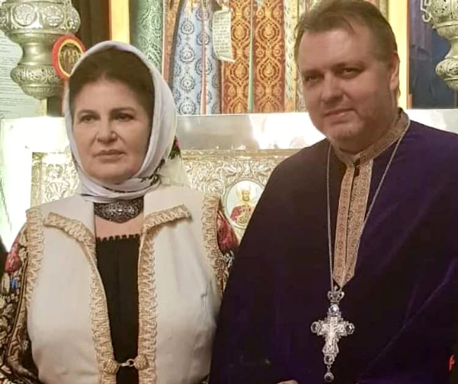 
    Irina Loghin, alături de părintele paroh Emil Cărămizarufoto: arhivă personală  