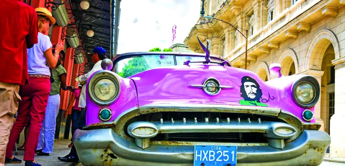 Figura lui Che Guevara
apare pe clădiri, pe ziduri, uneori şi pe maşini Foto: SHUTTERSTOCK