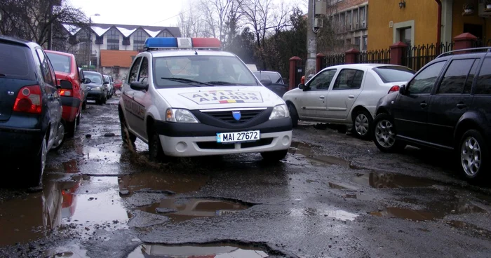 Maşinile poliţiei pornesc în misiune cu 5 km/h