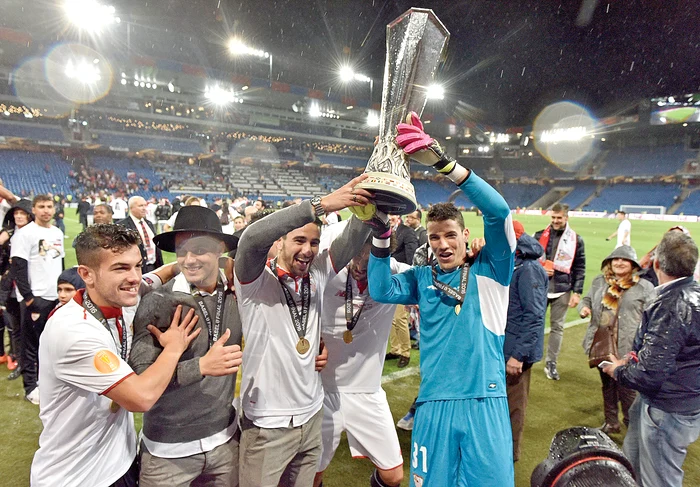 
    Ridicarea deasupra  capului a trofeului  Ligii Europa  a devenit deja o  obişnuinţă pentru  jucătorii de  la FC SevillaFOTO: AP   