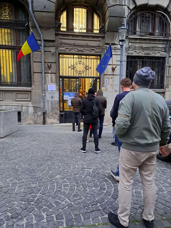 Coadă la secția de votare din București. FOTO: Deschide.md, Angela