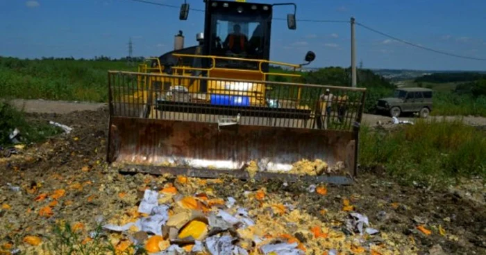 Peste 285.000 de semnatari ai unei petiţii îi cer lui Vladimir Putin să renunţe la distrugerea produselor agricole şi alimentare importate din Occident FOTO RIA Novosti