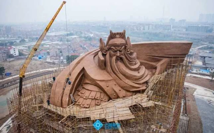 Generalul chinez Guan Yu va avea finalizată anul acesta o a doua statuie în China, care este de cinci ori mai grea decât Statuia Libertăţii. FOTO dailymail.co.uk