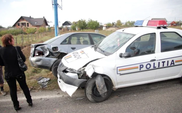 Printre maşinile avariate s-a numărat şi una a poliţiei FOTO Arhivă
