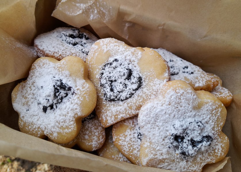 Rețeta delicioasă a unui desert al copilăriei de la poale de munte: biscuiții cu untură și gem de coacăze. Cum se prepară