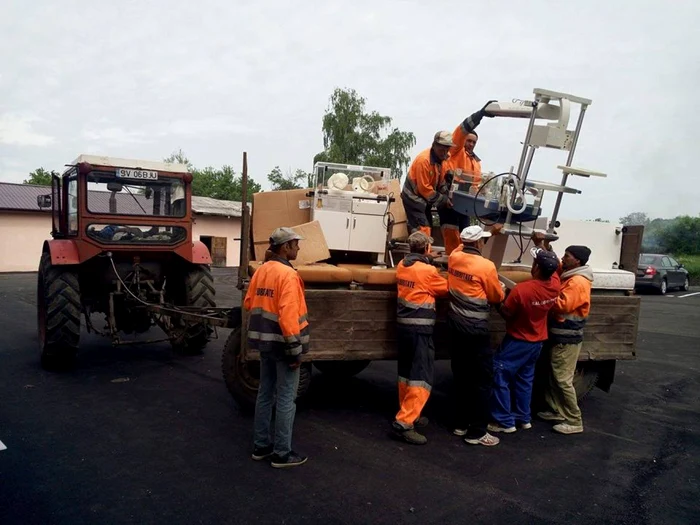 Incubatoarele au fost mutate cu tractorul de la salubritate. FOTO Dănuţ Zuzeac