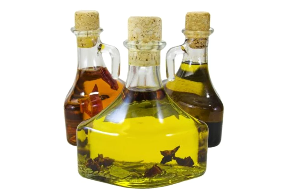 Cele mai bune sortimente de oţet sunt obţinute din vin alb sau roşu în care se pun la macerat ierburi aromatice
