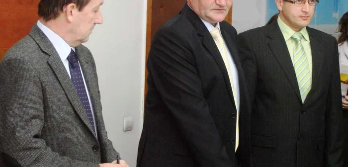Nicolae Ardelean (foto mijloc) a depus astăzi jurământul FOTO Sebastian Olaru