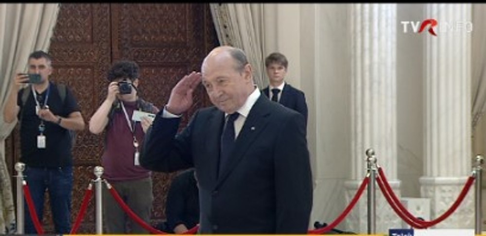 Traian Băsescu s-a recules la catafalcul fostului preşedinte Ion Iliescu. Gestul surprinzător făcut de fostul șef al statului