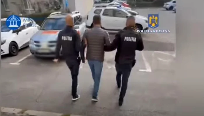 După percheziţii, bărbatul a fost condus la audieri. FOTO: Poliţia Română