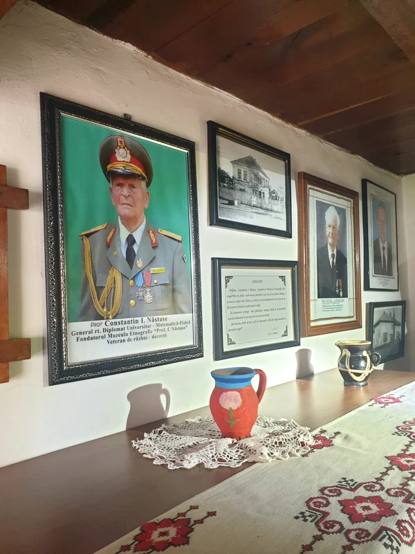 Tablouri cu Constantin Nastase in muzeu jpg