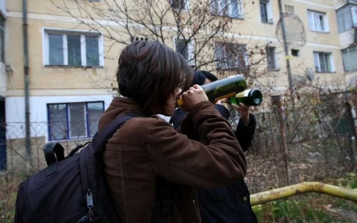 Consumul de alcool a devenit o problemă în rândul minorilor. Foto arhivă