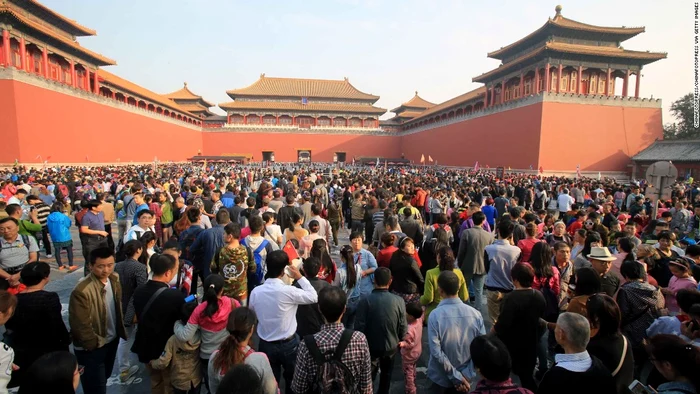 Turiștii vizitează Orașul Interzis pe 4 octombrie 2015 în Beijing, China