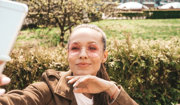 femeie isi face selfie pentru instagram 1647 jpg