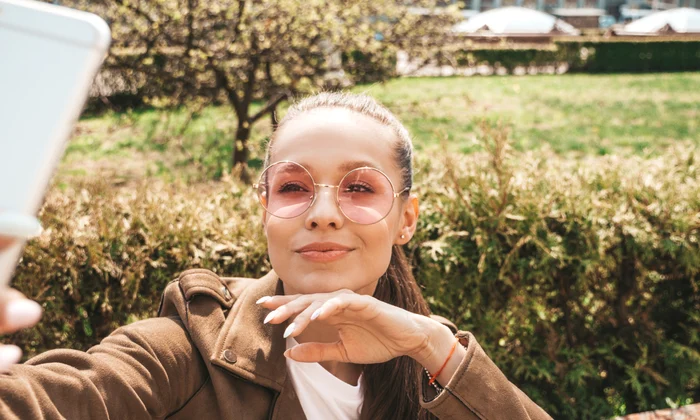 femeie isi face selfie pentru instagram 1647 jpg