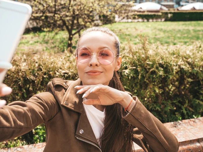 femeie isi face selfie pentru instagram 1647 jpg