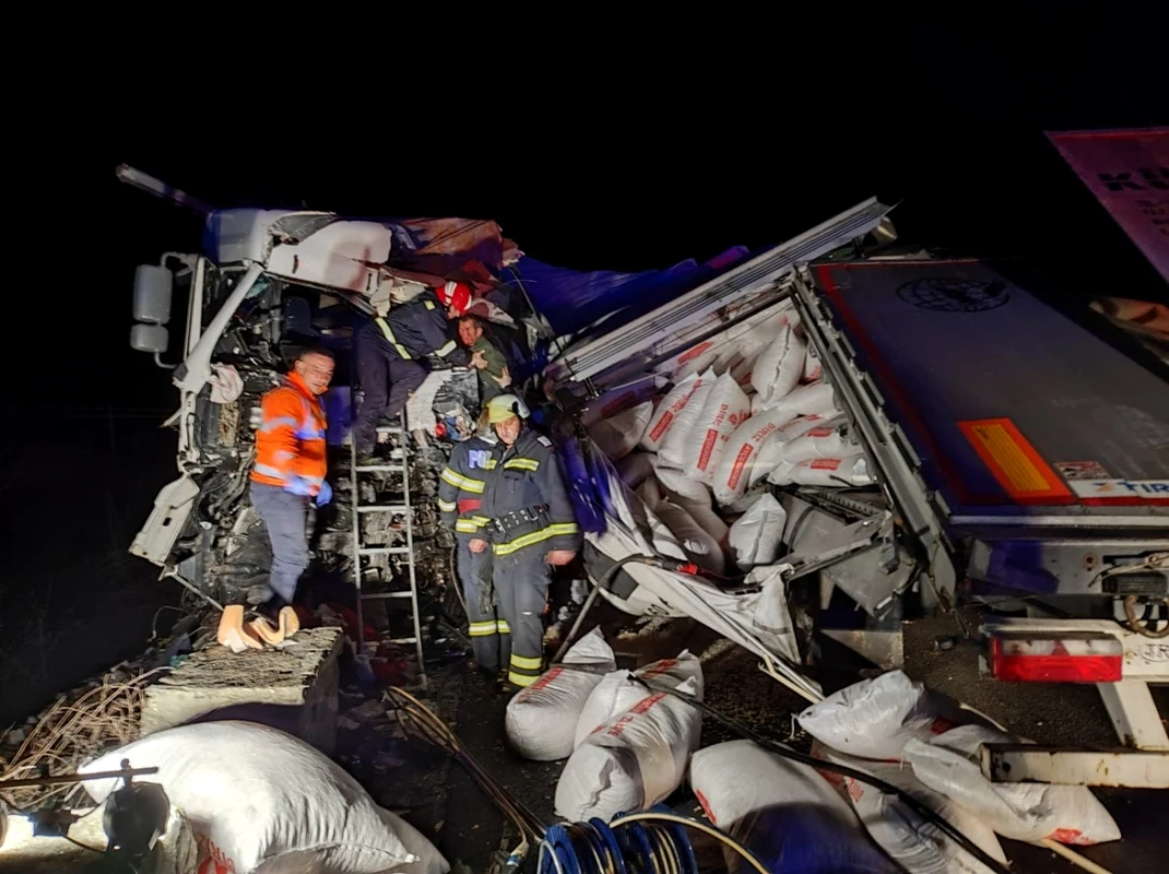 Coliziune între două TIR-uri soldată cu blocarea totală a Văii Oltului între Vâlcea şi Sibiu un deces şi doi răniţi Sursă ISU Vâlcea