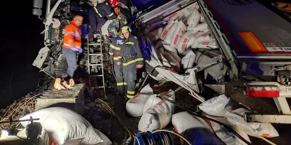 Coliziune între două TIR-uri soldată cu blocarea totală a Văii Oltului între Vâlcea şi Sibiu un deces şi doi răniţi Sursă ISU Vâlcea