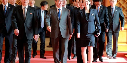 Kim Yo-jong sora liderului nord coreean alături de preşedintele Moon Jae-in şi preşedintele Prezidiului parlamentar Kim Yong-nam FOTO EPA-EFE
