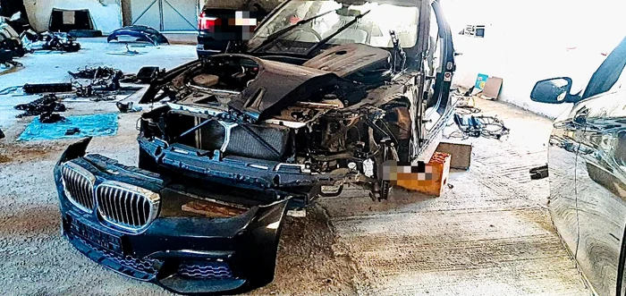 
    Mascații au percheziționat atelierul de dezmembrări auto  