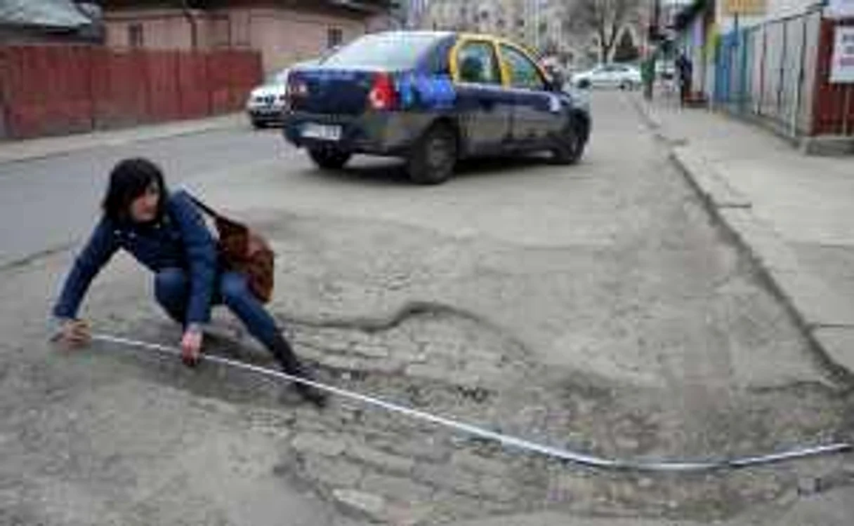 Groapa de pe strada Torcători are dimensiuni de invidiat