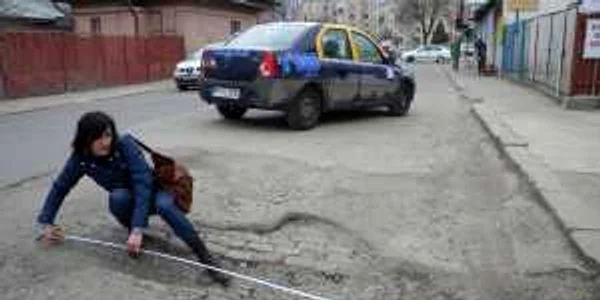 Groapa de pe strada Torcători are dimensiuni de invidiat