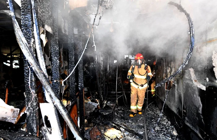 Pompieri inspectează un spital după un incendiu în Miryang Coreea de Sud FOTO Guliver / Getty Images / Kyungnam Shinmun 