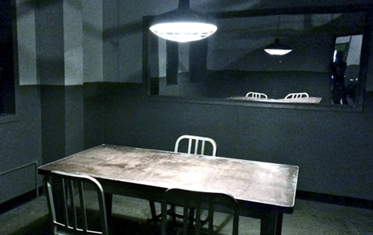 Când un om al legii a intrat în camera de interogări, avocata era aplecată peste masă, întreținând relații sexuale cu suspectulfoto: prisonwriters.com