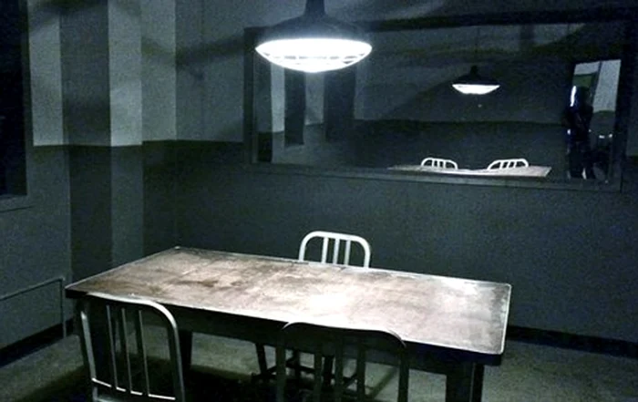 
    Când un om al legii a intrat în camera de interogări, avocata era aplecată peste masă, întreținând relații sexuale cu suspectulfoto: prisonwriters.com  