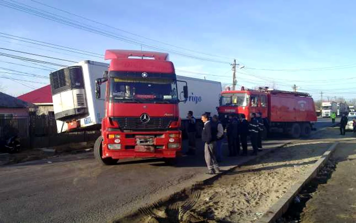 Tirul a rămas blocat în nisipul de pe marginea carosabilului / FOTO Andrei Sebastian