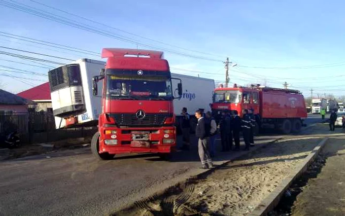 Tirul a rămas blocat în nisipul de pe marginea carosabilului / FOTO Andrei Sebastian