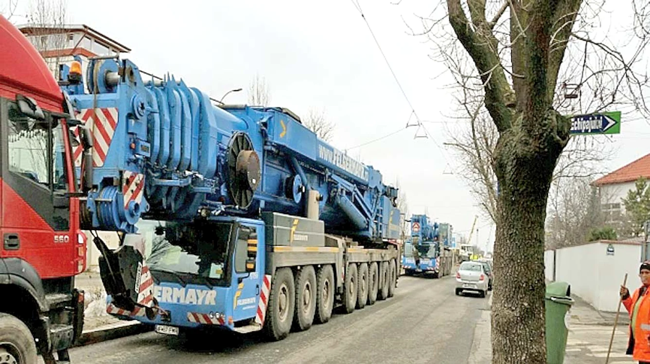 Au fost necesare mai multe maşini mari ca să care mastodontul