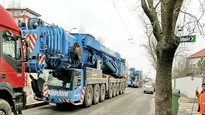 Au fost necesare mai multe maşini mari ca să care mastodontul