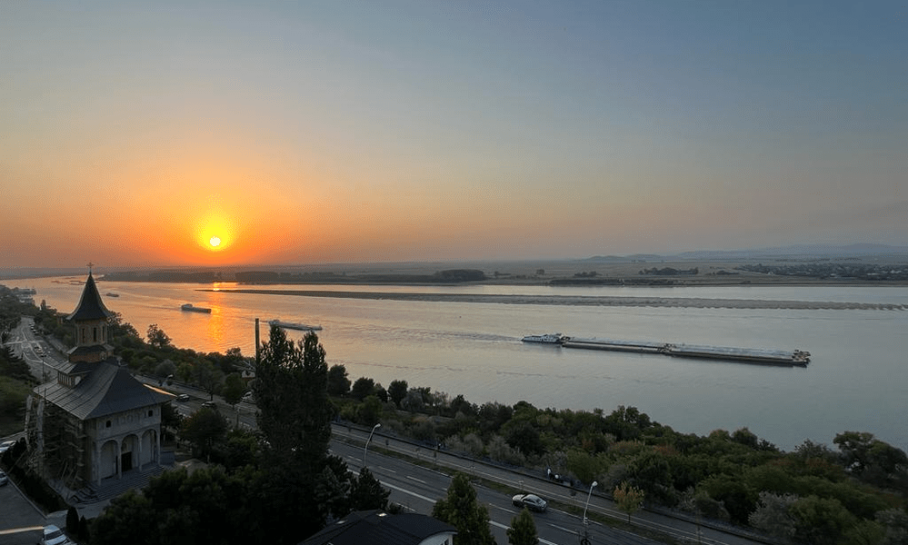 Insula de nisip nou apărută pe Dunăre, în dreptul orașului Galați, devine o veritabilă atracție turistică VIDEO
