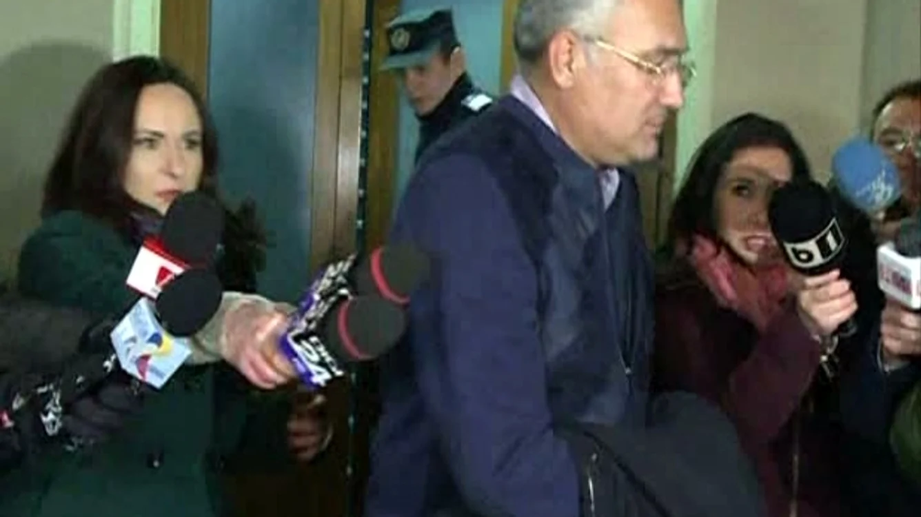 
    Adrian Videanu a ieșit aseară încătușat din sediul DNA. I-a urmat Alin Cocoș (captură:rtv.net)  