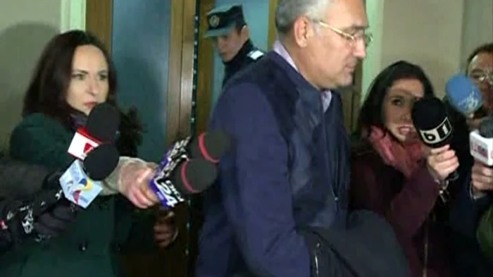 Adrian Videanu a ieșit aseară încătușat din sediul DNA. I-a urmat Alin Cocoș (captură:rtv.net)