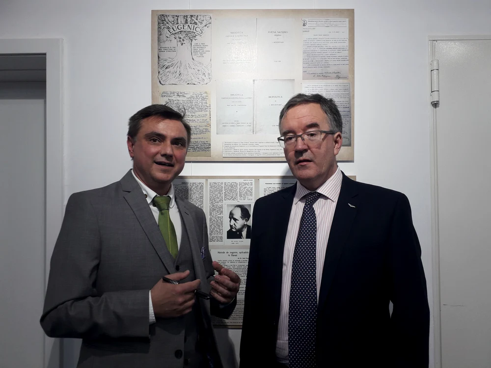 Marius Turda (stânga) și ambasadorul Marii Britanii, Andrew Noble FOTO Arhivă personală