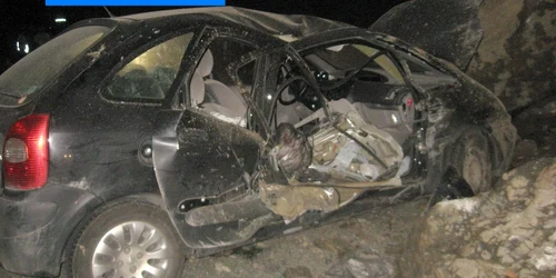 Asa arata Citroen-ul dupa ce a fost strivit de stancile cazute de pe versanti