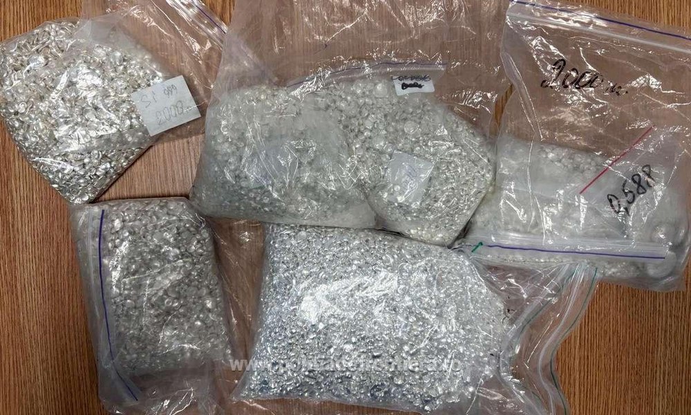 Peste 15 kilograme de argint, sub formă de granule, descoperite la graniță într-un microbuz al unui cetățean ucrainean  