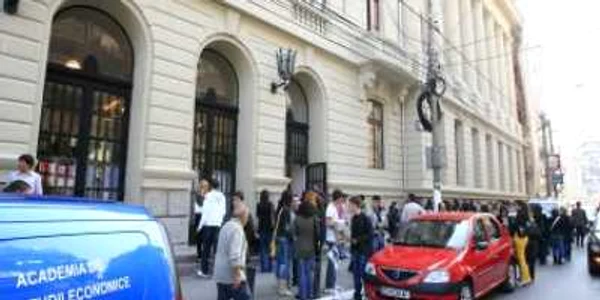Licenţiaţi ai „Spiru Haret“ se plâng de discriminare