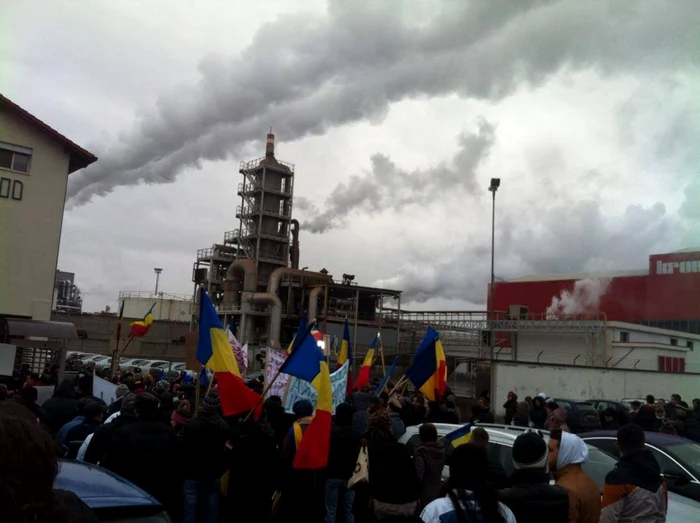 Protest în faţa sediului Kronospan Sebeş