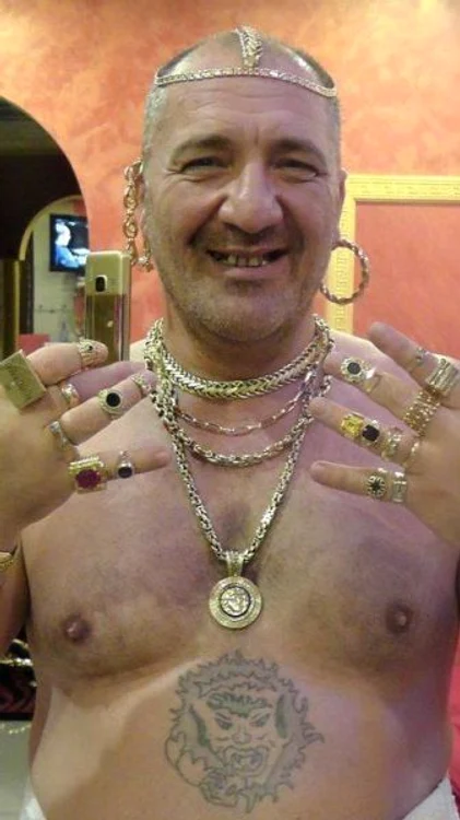 Nelson Mondialu este mândru de banii pe care-i întoarce cu lopata. (Foto: arhiva personală)