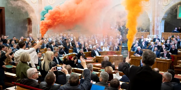 Fumigene în Parlamentul Ungariei, după ce paradele LGBTQ+ au fost interzise  FOTO EPA-EFE